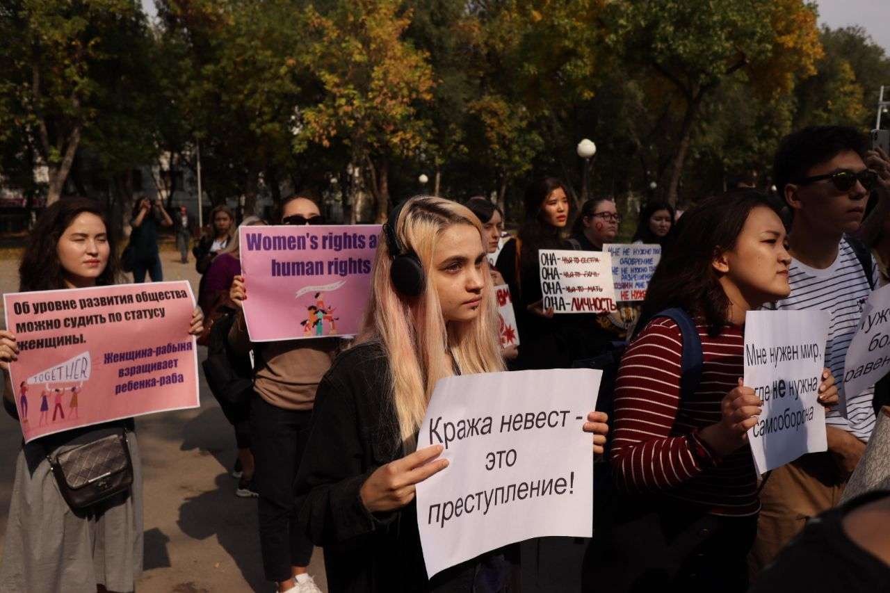 Парень заехал в митинг феминисток. Митинг женщин феминисток. Митинги в Казахстане феминисток.