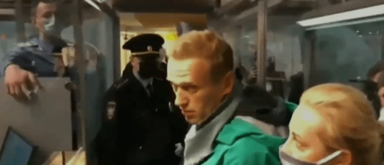 Арест контроль. Арест Навального в аэропорту 2021. Задержание Навального в аэропорту. Задержание Навального 2020.