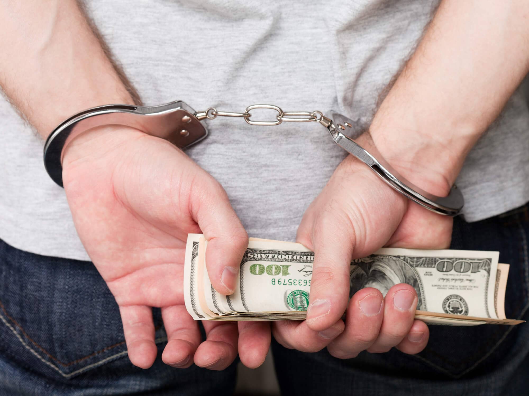 Махинации с деньгами. Деньги преступление. Деньги наручники. Руки в наручниках с деньгами. Взятка наручники.
